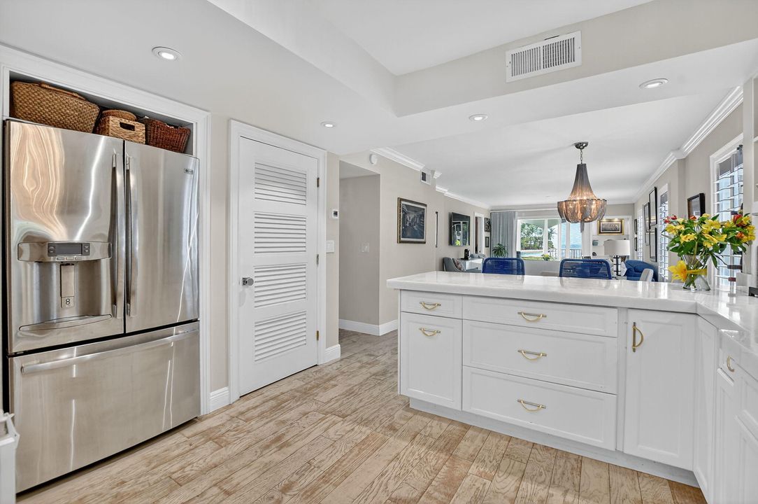 合同活跃: $8,000 (3 贝兹, 2 浴室, 1875 平方英尺)