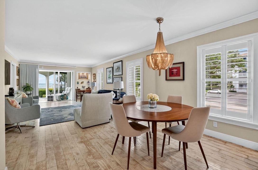 合同活跃: $8,000 (3 贝兹, 2 浴室, 1875 平方英尺)