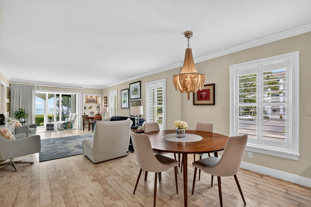 合同活跃: $8,000 (3 贝兹, 2 浴室, 1875 平方英尺)