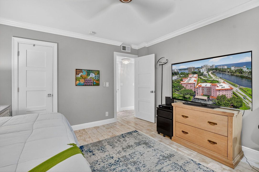 合同活跃: $8,000 (3 贝兹, 2 浴室, 1875 平方英尺)