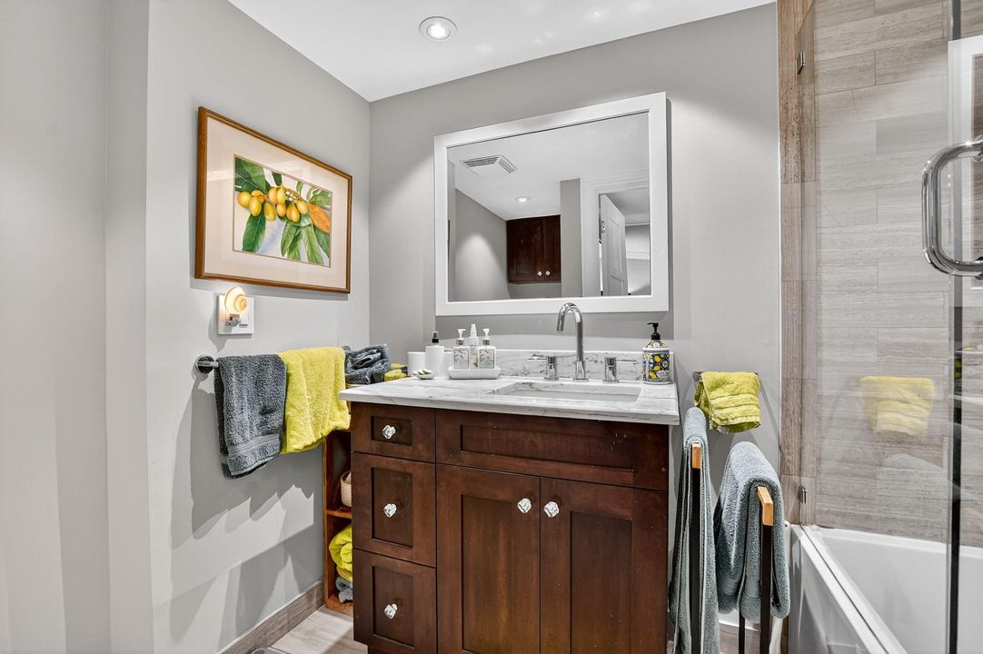 合同活跃: $8,000 (3 贝兹, 2 浴室, 1875 平方英尺)