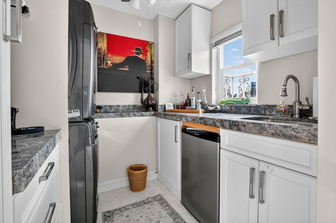 合同活跃: $8,000 (3 贝兹, 2 浴室, 1875 平方英尺)