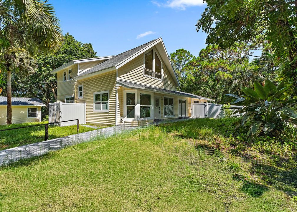 合同活跃: $860,000 (4 贝兹, 2 浴室, 2154 平方英尺)