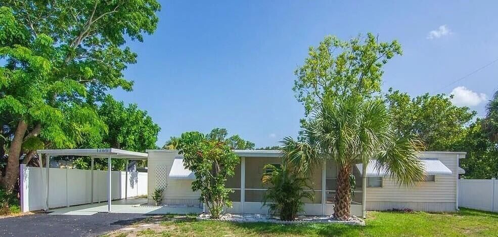 Active With Contract: $239,000 (3 beds, 1 baths, 872 Square Feet)