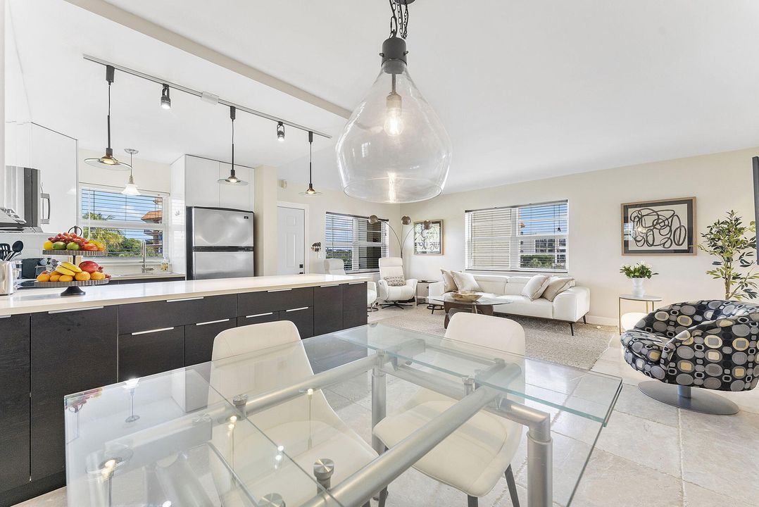 合同活跃: $6,000 (2 贝兹, 2 浴室, 964 平方英尺)