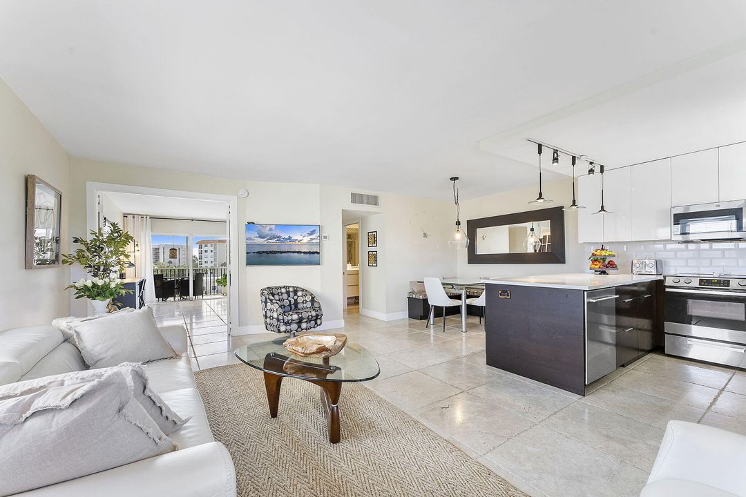 合同活跃: $6,000 (2 贝兹, 2 浴室, 964 平方英尺)