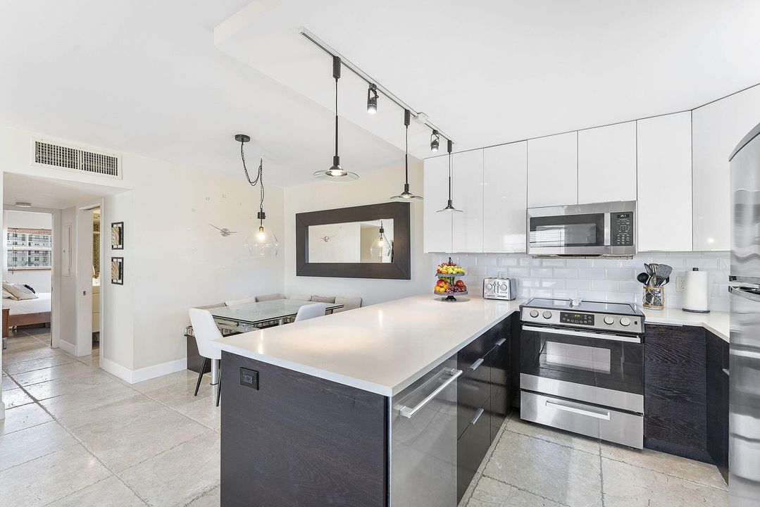 合同活跃: $6,000 (2 贝兹, 2 浴室, 964 平方英尺)