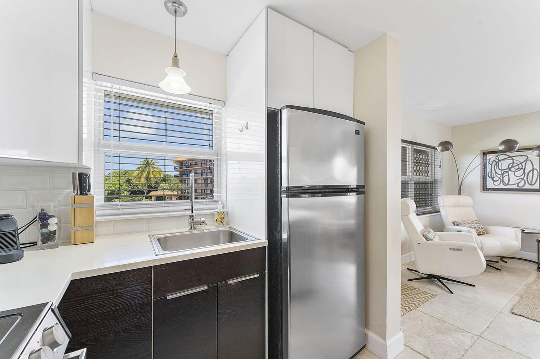 合同活跃: $6,000 (2 贝兹, 2 浴室, 964 平方英尺)