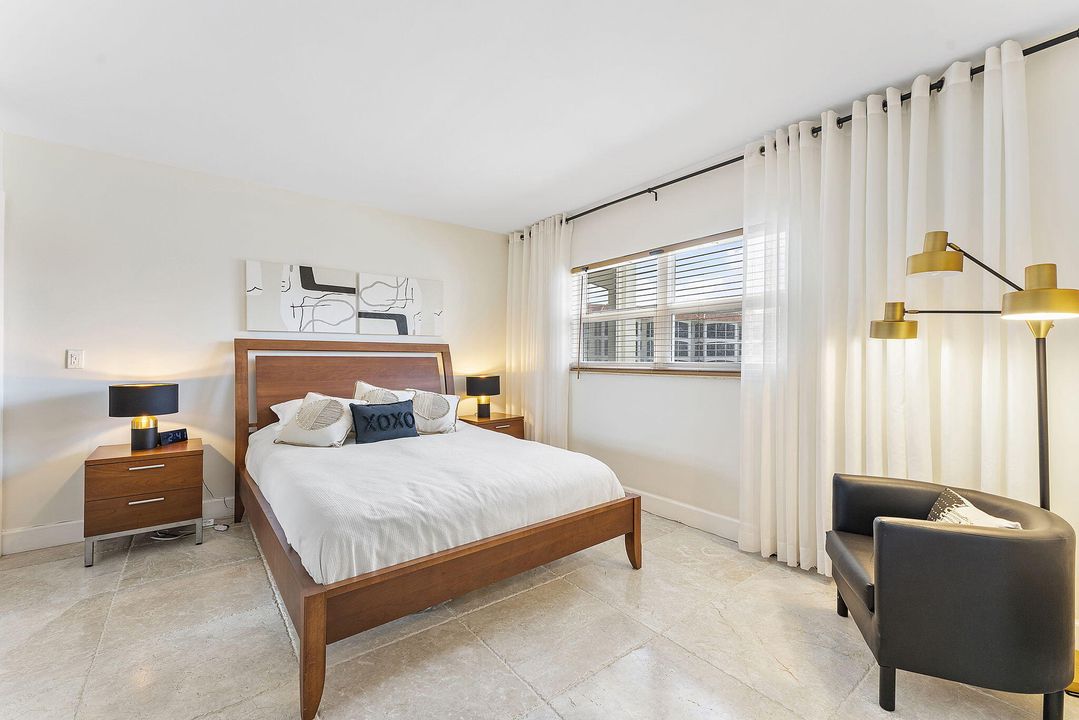 合同活跃: $6,000 (2 贝兹, 2 浴室, 964 平方英尺)