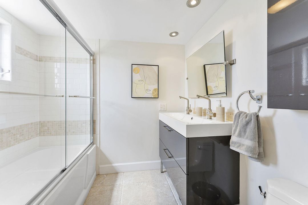 合同活跃: $6,000 (2 贝兹, 2 浴室, 964 平方英尺)