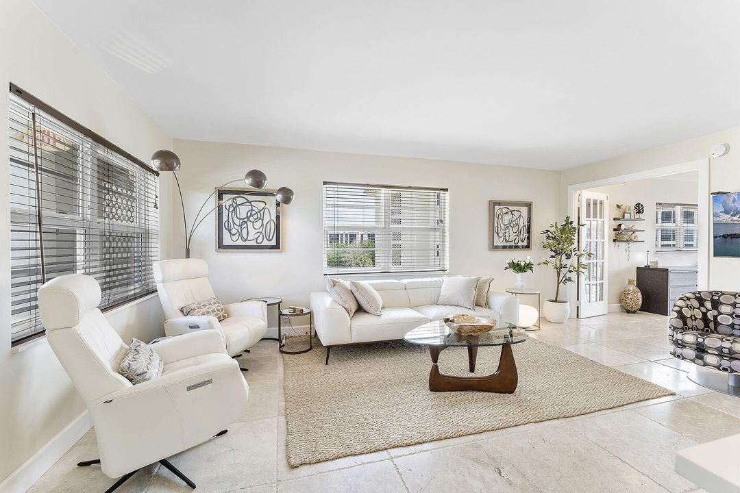 合同活跃: $6,000 (2 贝兹, 2 浴室, 964 平方英尺)