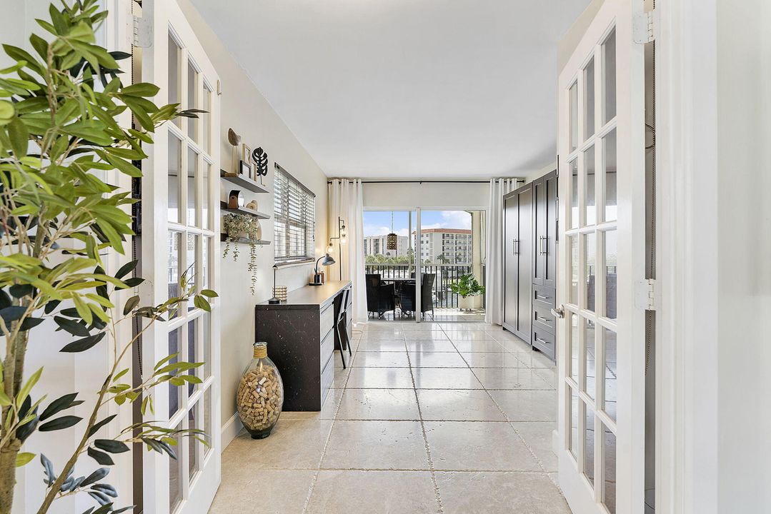 合同活跃: $6,000 (2 贝兹, 2 浴室, 964 平方英尺)