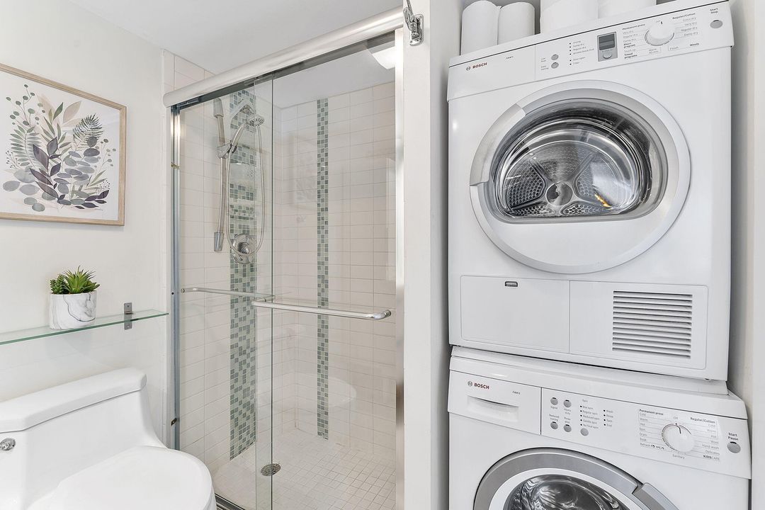 合同活跃: $6,000 (2 贝兹, 2 浴室, 964 平方英尺)