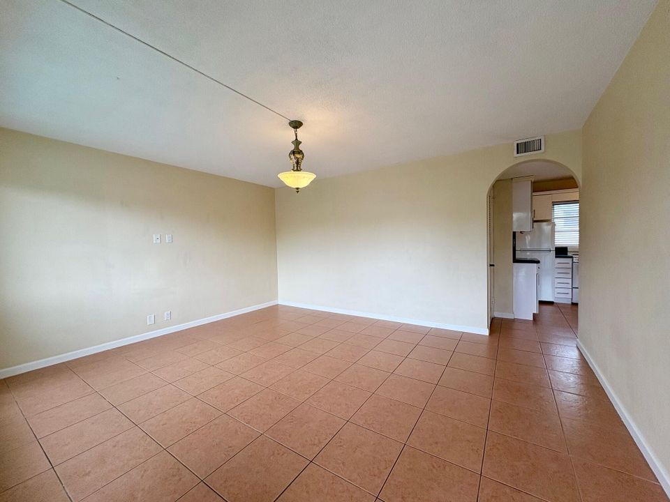 Active With Contract: $1,600 (1 beds, 1 baths, 508 Square Feet)