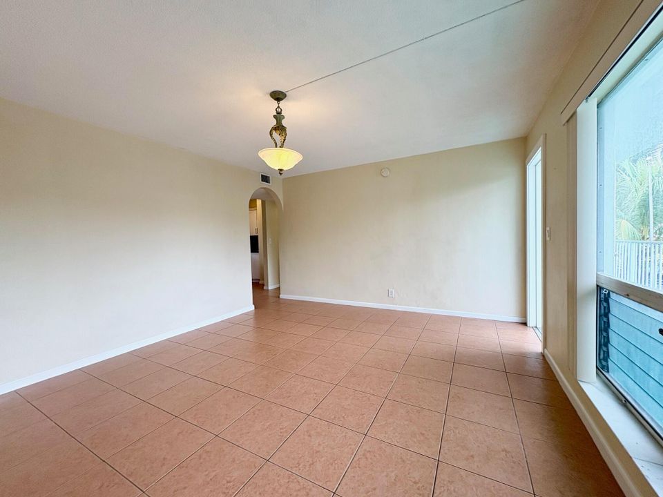 Active With Contract: $1,600 (1 beds, 1 baths, 508 Square Feet)