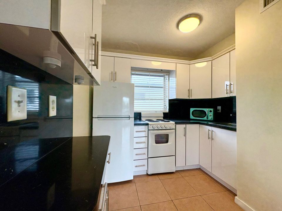 Active With Contract: $1,600 (1 beds, 1 baths, 508 Square Feet)