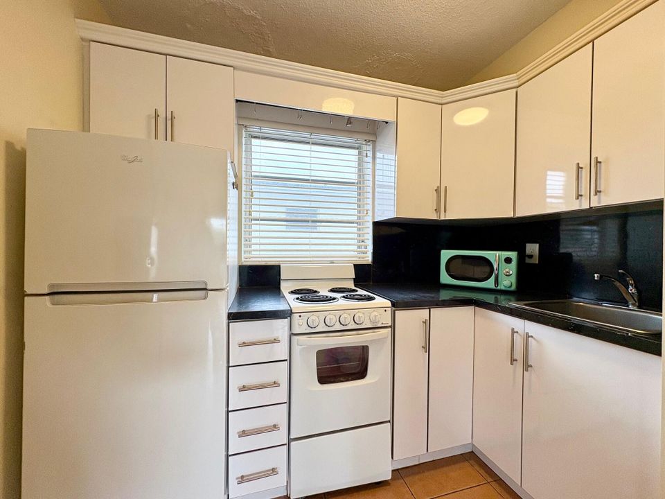 Active With Contract: $1,600 (1 beds, 1 baths, 508 Square Feet)
