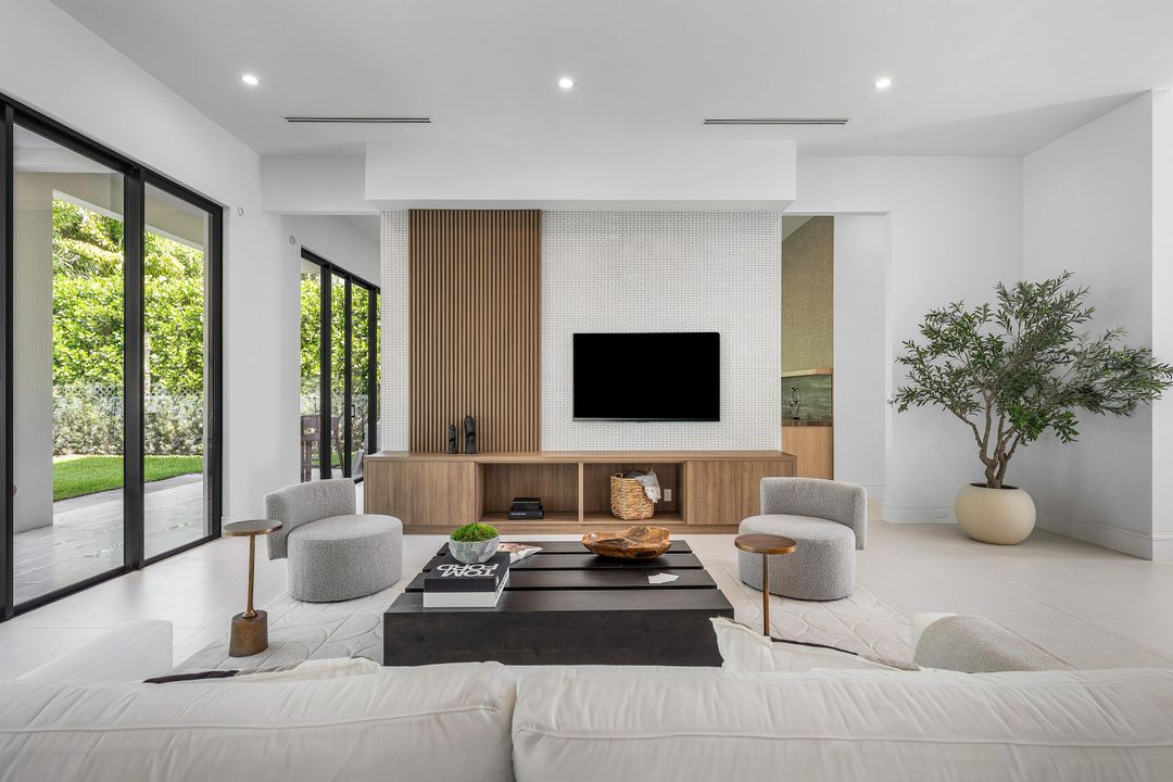 Под контрактом: $5,695,000 (5 спален, 5 ванн, 5071 Квадратных фут)