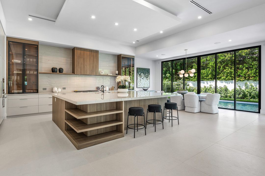 Под контрактом: $5,695,000 (5 спален, 5 ванн, 5071 Квадратных фут)