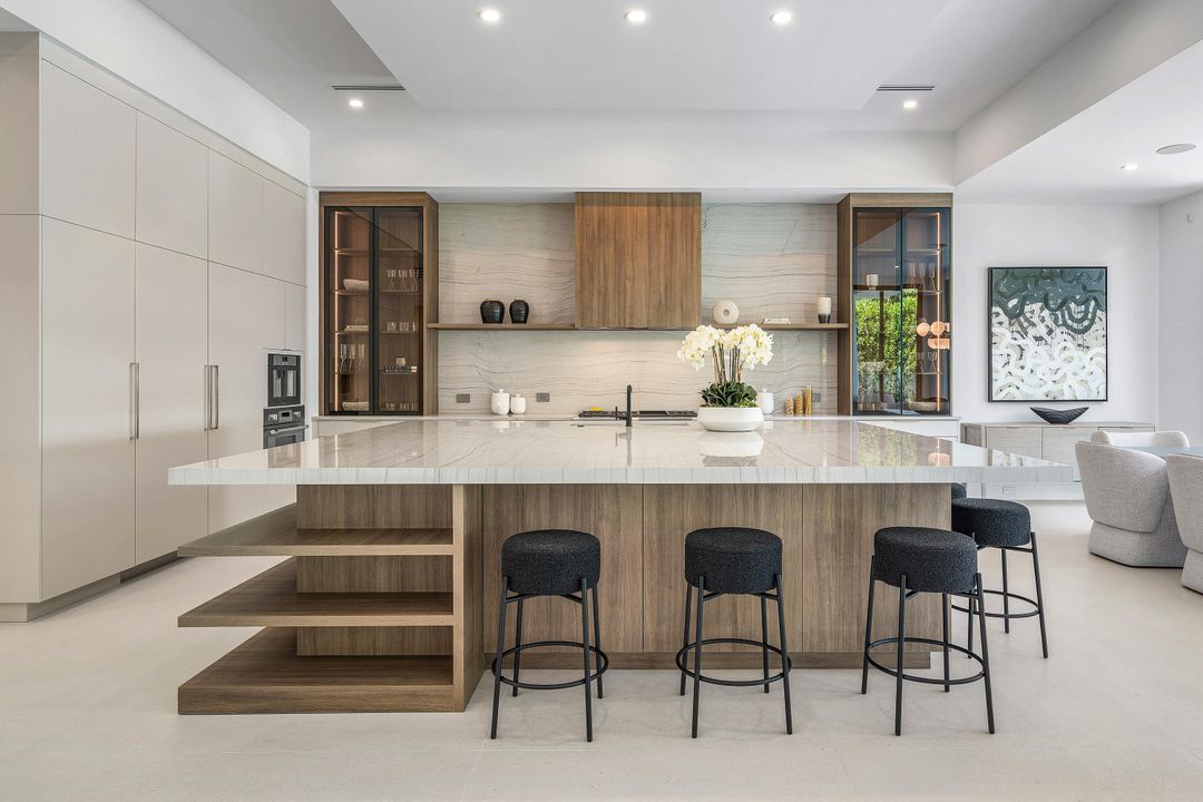 Под контрактом: $5,695,000 (5 спален, 5 ванн, 5071 Квадратных фут)