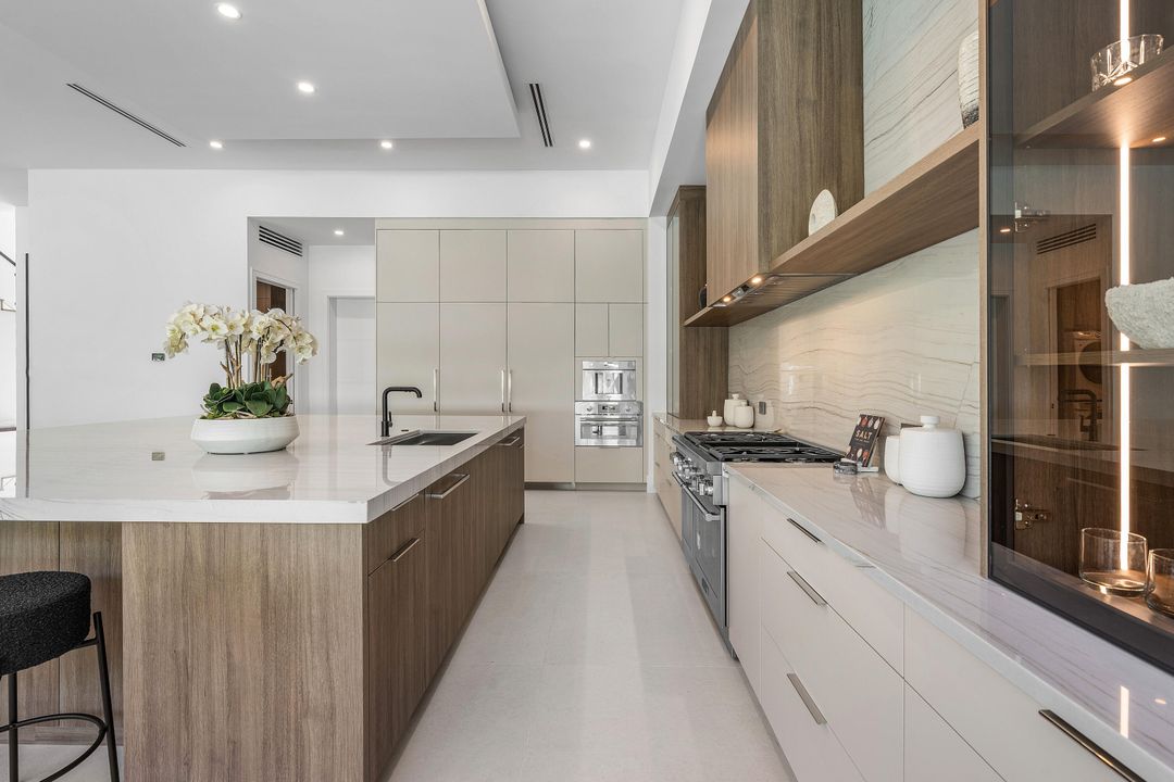 Под контрактом: $5,695,000 (5 спален, 5 ванн, 5071 Квадратных фут)