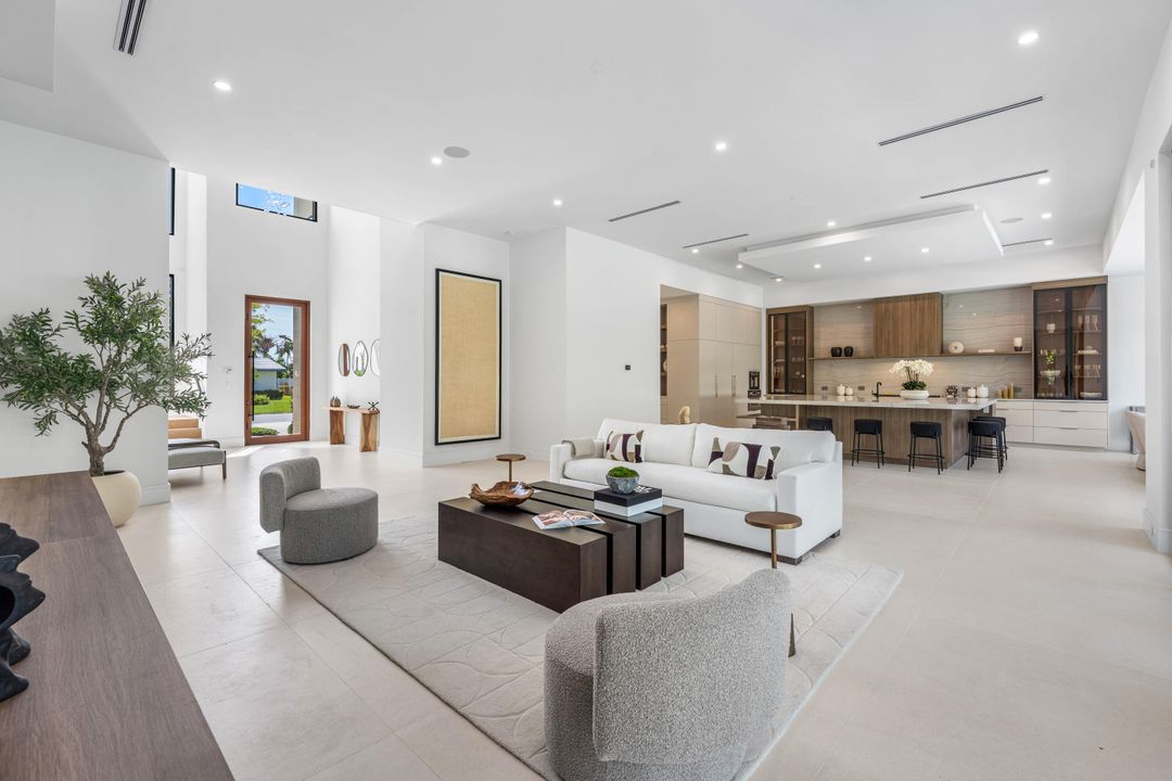 Под контрактом: $5,695,000 (5 спален, 5 ванн, 5071 Квадратных фут)