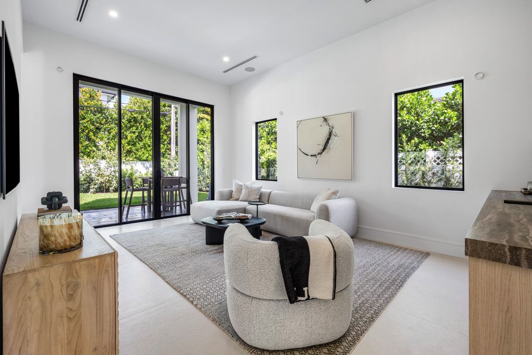 Под контрактом: $5,695,000 (5 спален, 5 ванн, 5071 Квадратных фут)