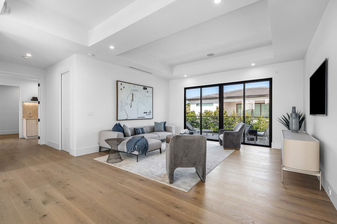 Под контрактом: $5,695,000 (5 спален, 5 ванн, 5071 Квадратных фут)