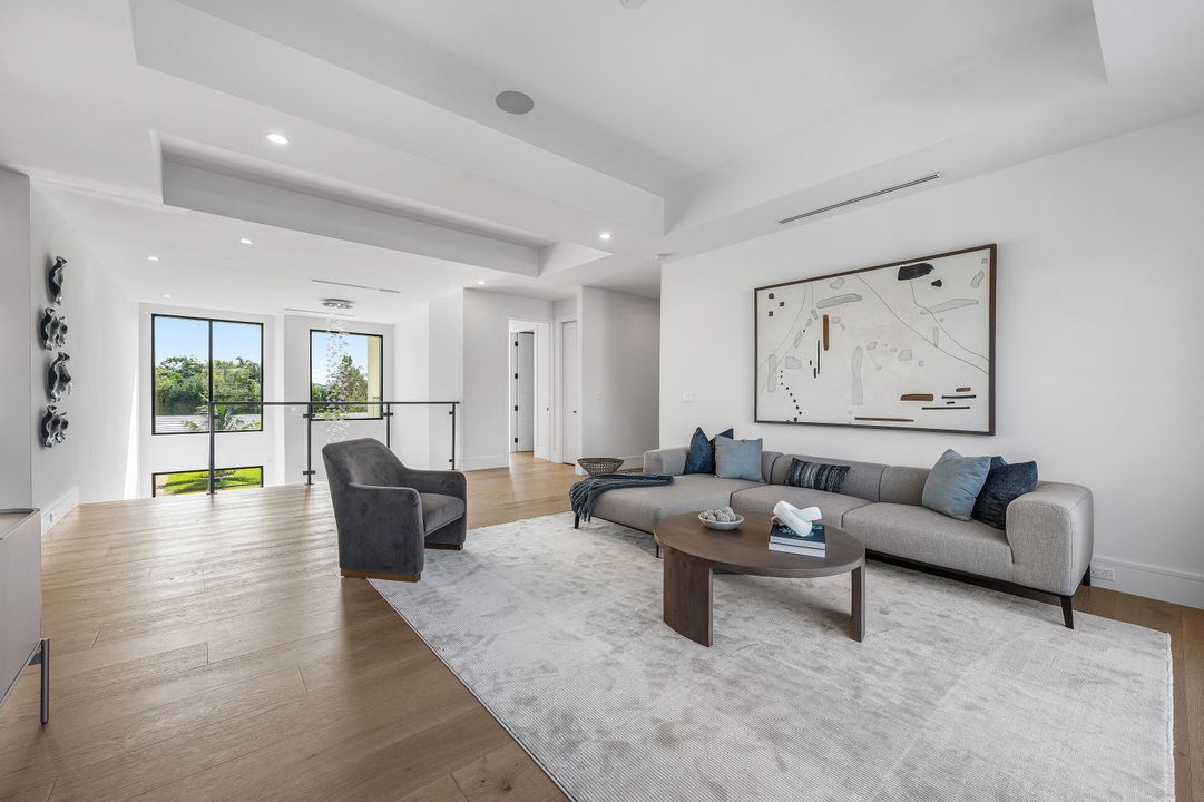 Под контрактом: $5,695,000 (5 спален, 5 ванн, 5071 Квадратных фут)