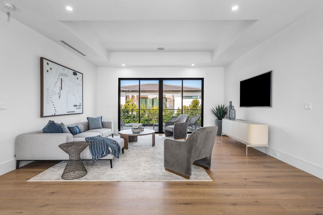 Под контрактом: $5,695,000 (5 спален, 5 ванн, 5071 Квадратных фут)