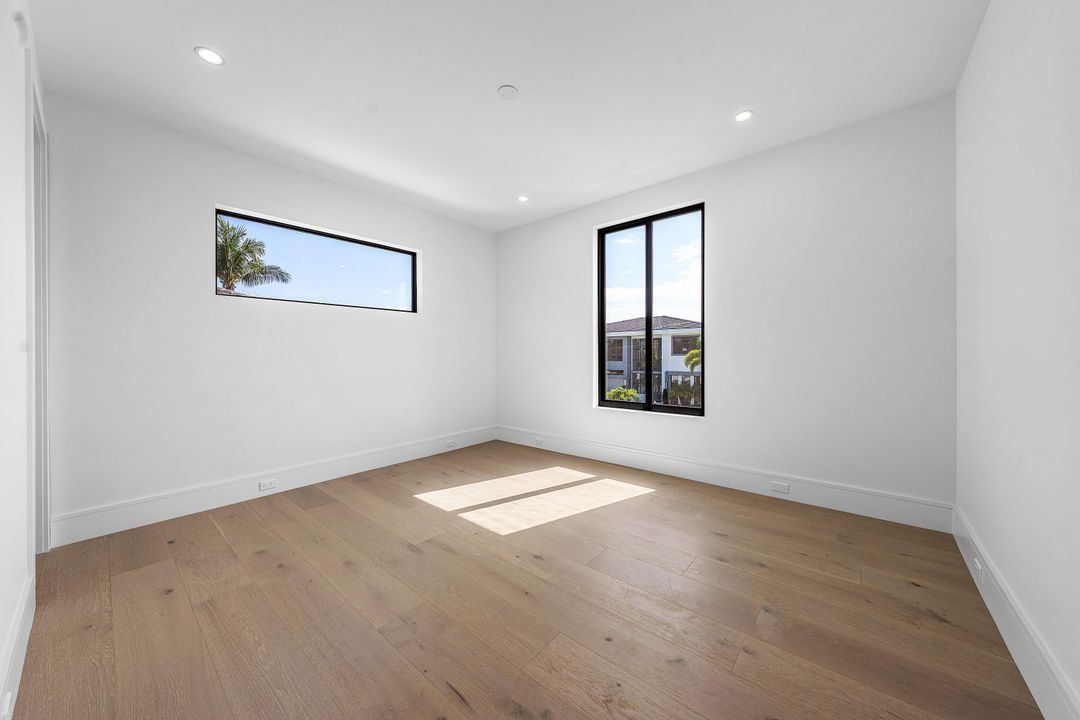 Под контрактом: $5,695,000 (5 спален, 5 ванн, 5071 Квадратных фут)