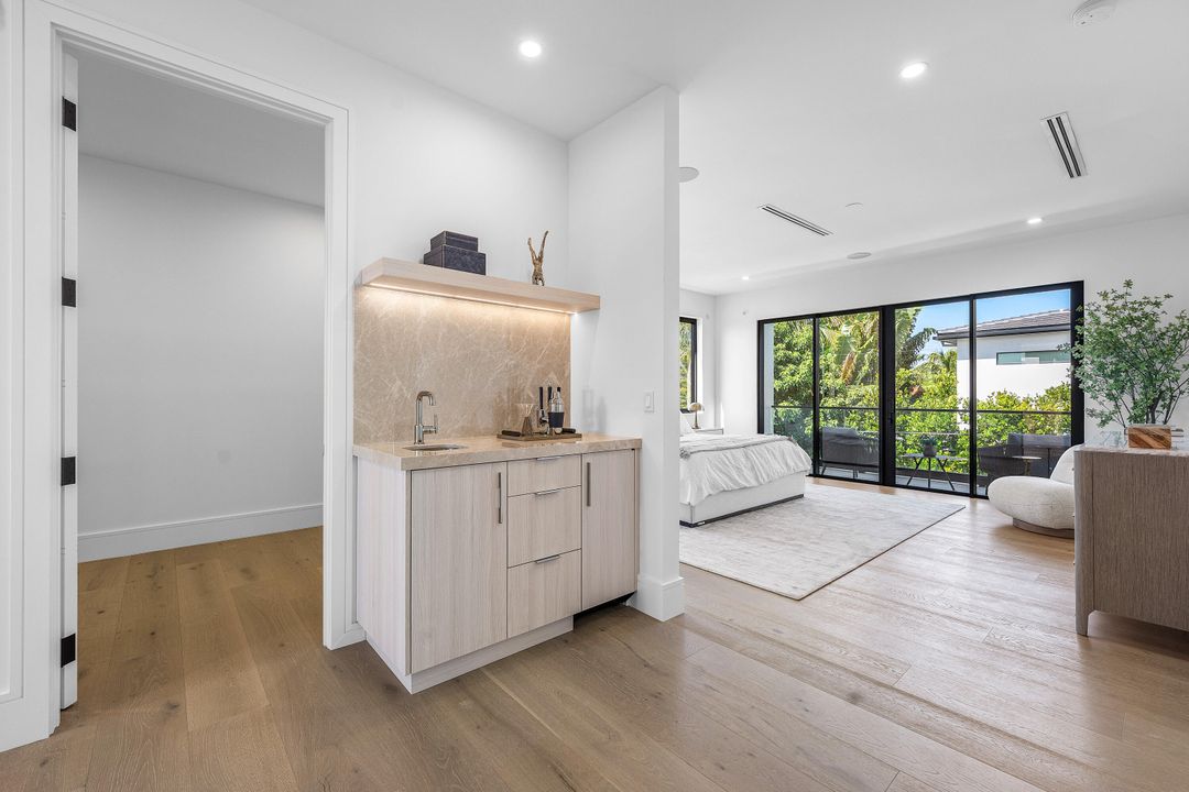 Под контрактом: $5,695,000 (5 спален, 5 ванн, 5071 Квадратных фут)