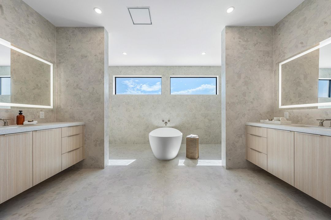 Под контрактом: $5,695,000 (5 спален, 5 ванн, 5071 Квадратных фут)