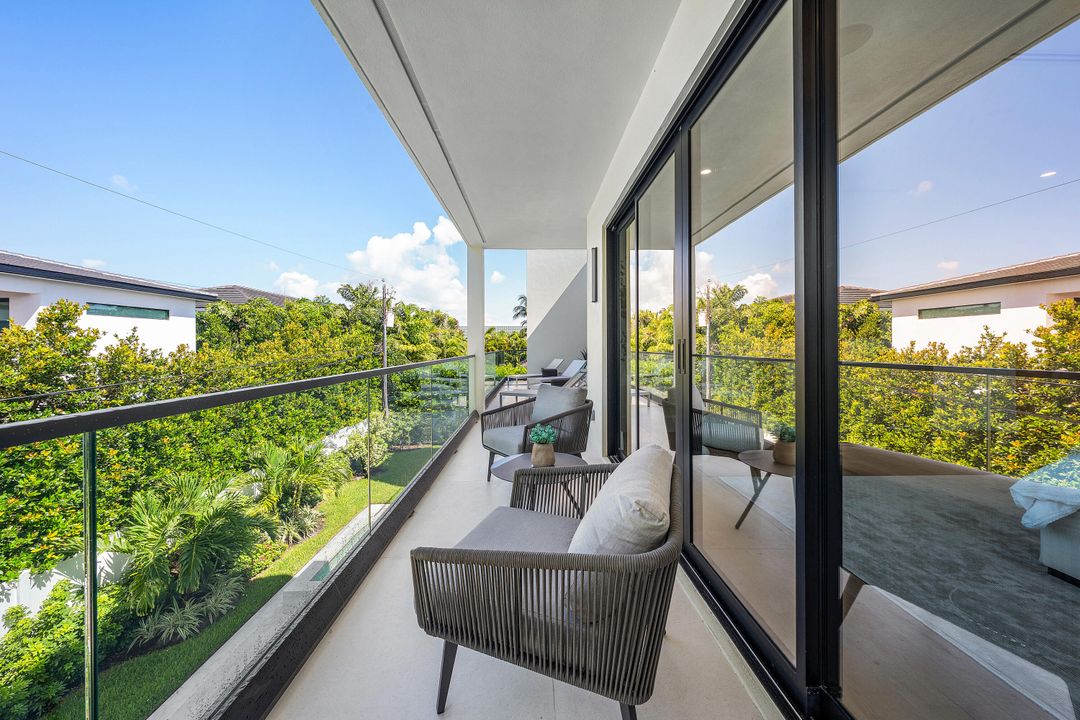 Под контрактом: $5,695,000 (5 спален, 5 ванн, 5071 Квадратных фут)