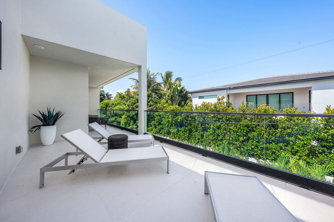 Под контрактом: $5,695,000 (5 спален, 5 ванн, 5071 Квадратных фут)