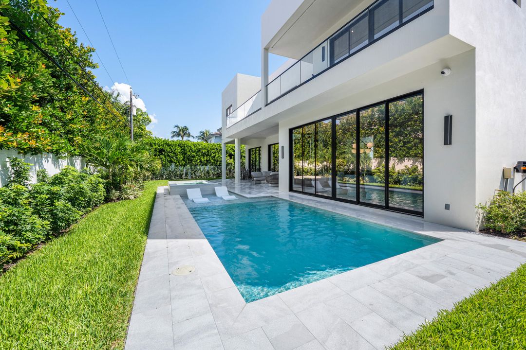 Под контрактом: $5,695,000 (5 спален, 5 ванн, 5071 Квадратных фут)