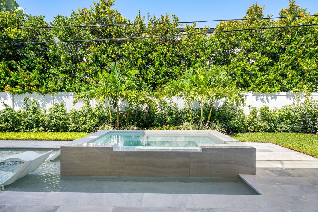 Под контрактом: $5,695,000 (5 спален, 5 ванн, 5071 Квадратных фут)