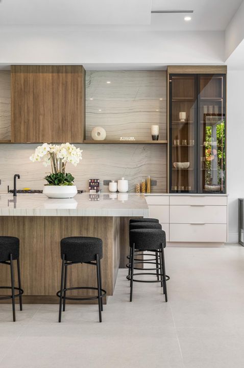 Под контрактом: $5,695,000 (5 спален, 5 ванн, 5071 Квадратных фут)