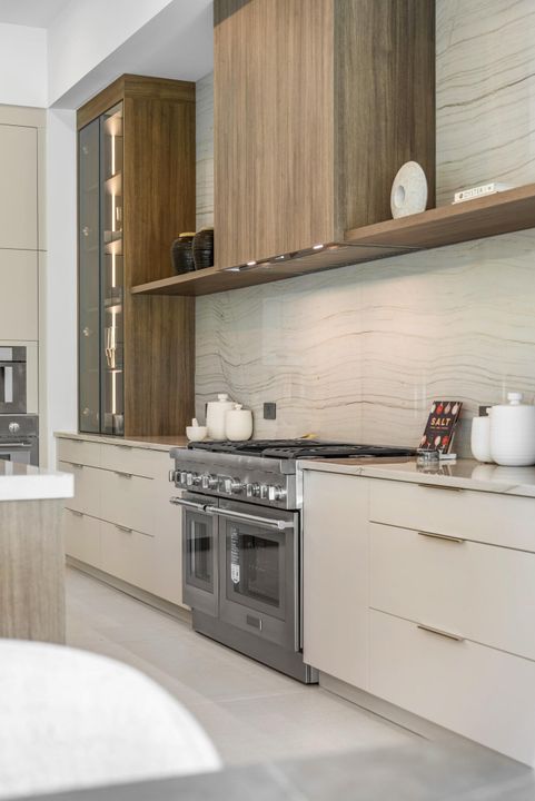 Под контрактом: $5,695,000 (5 спален, 5 ванн, 5071 Квадратных фут)