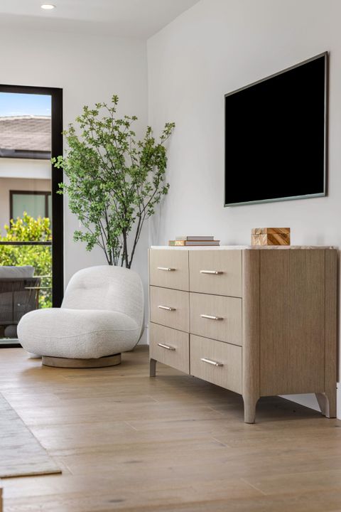 Под контрактом: $5,695,000 (5 спален, 5 ванн, 5071 Квадратных фут)