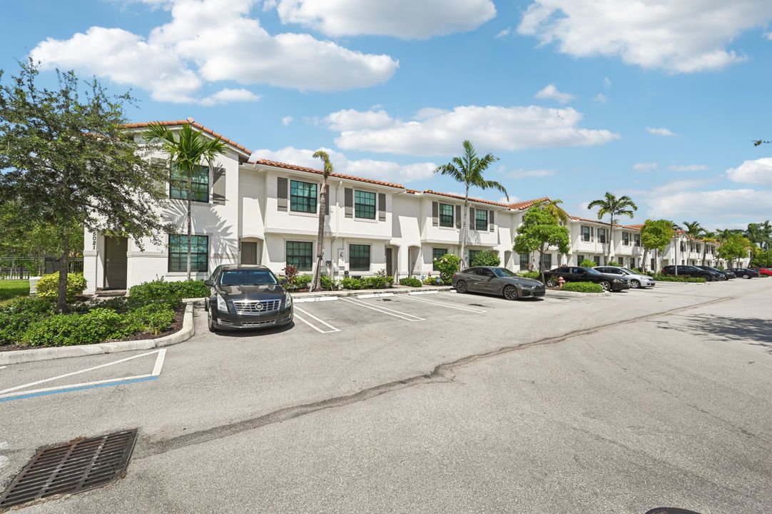 合同活跃: $339,000 (2 贝兹, 2 浴室, 1240 平方英尺)