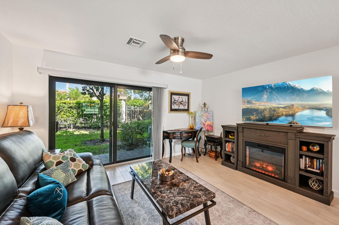 合同活跃: $339,000 (2 贝兹, 2 浴室, 1240 平方英尺)