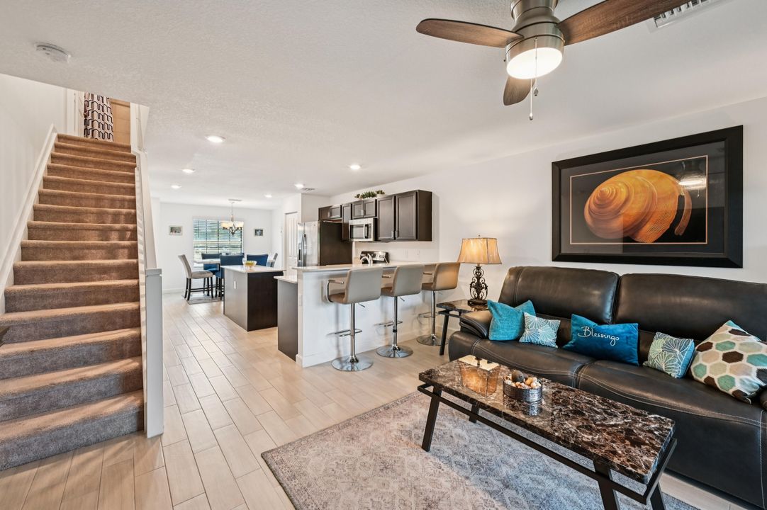 合同活跃: $339,000 (2 贝兹, 2 浴室, 1240 平方英尺)