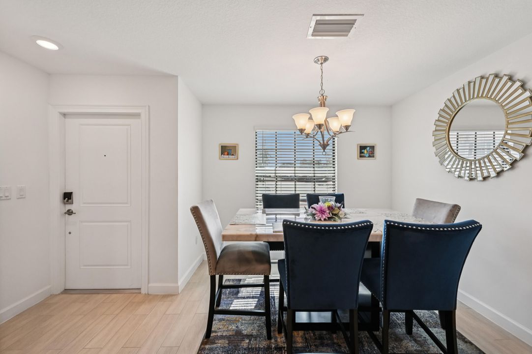 合同活跃: $339,000 (2 贝兹, 2 浴室, 1240 平方英尺)