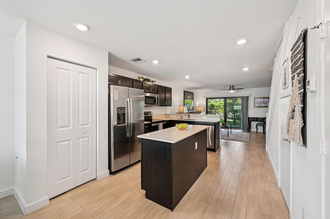 合同活跃: $339,000 (2 贝兹, 2 浴室, 1240 平方英尺)