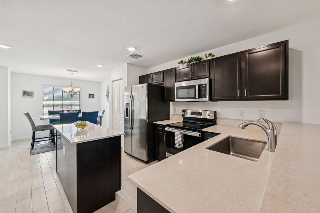 合同活跃: $339,000 (2 贝兹, 2 浴室, 1240 平方英尺)