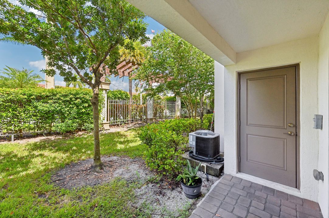 合同活跃: $339,000 (2 贝兹, 2 浴室, 1240 平方英尺)