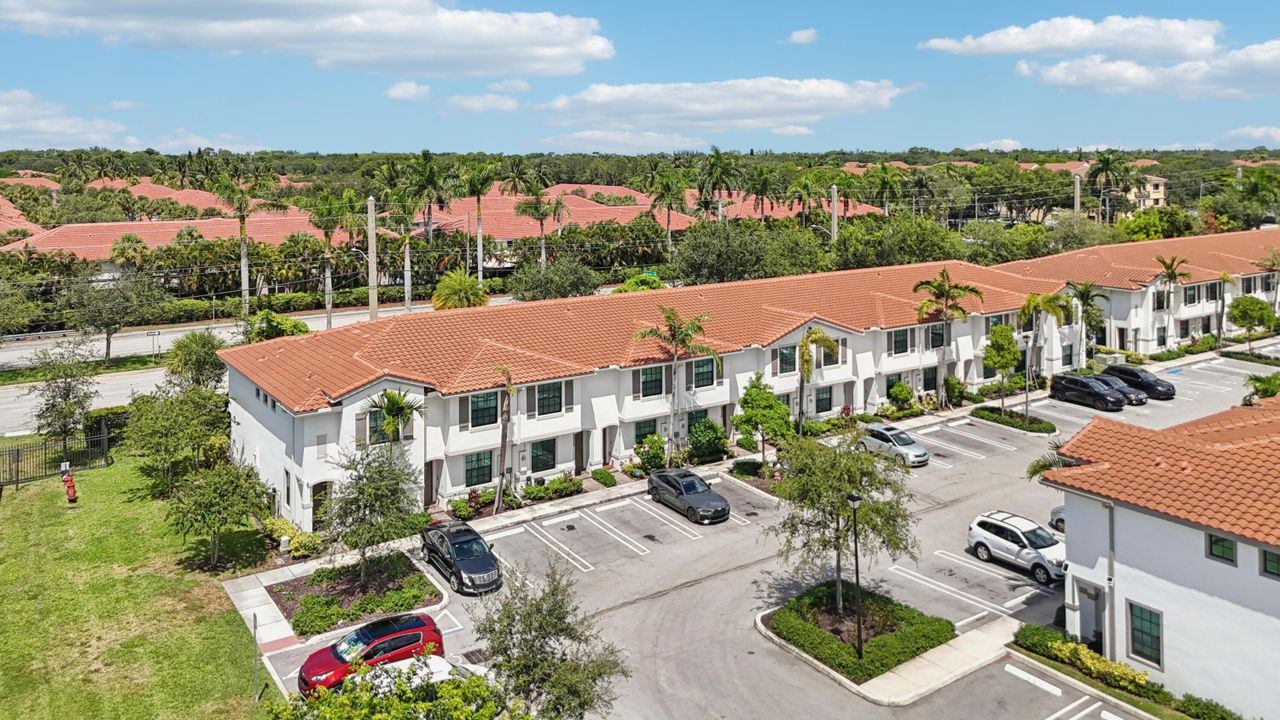 合同活跃: $339,000 (2 贝兹, 2 浴室, 1240 平方英尺)