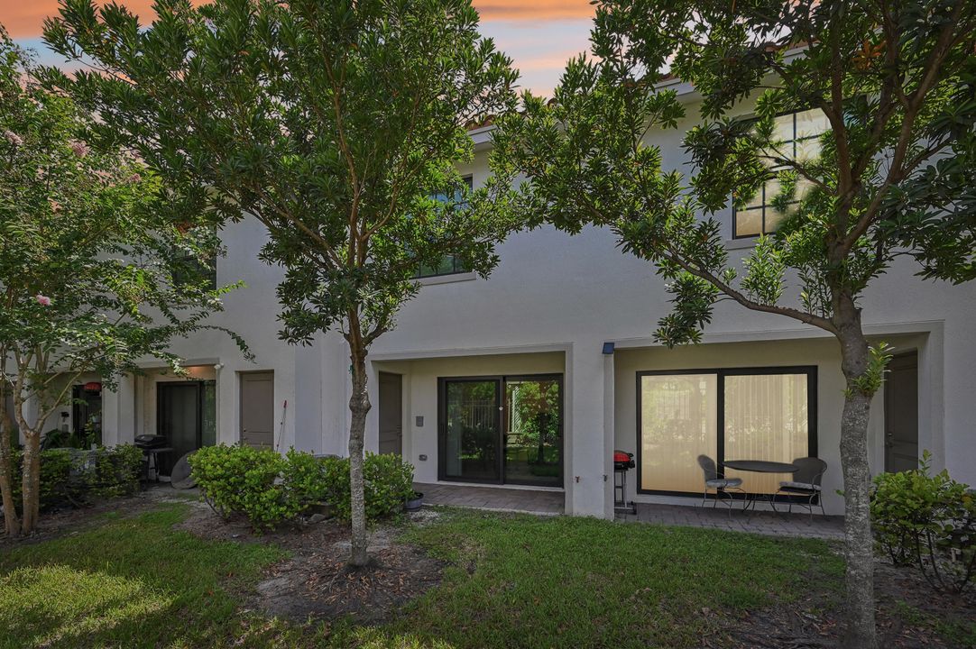 合同活跃: $339,000 (2 贝兹, 2 浴室, 1240 平方英尺)