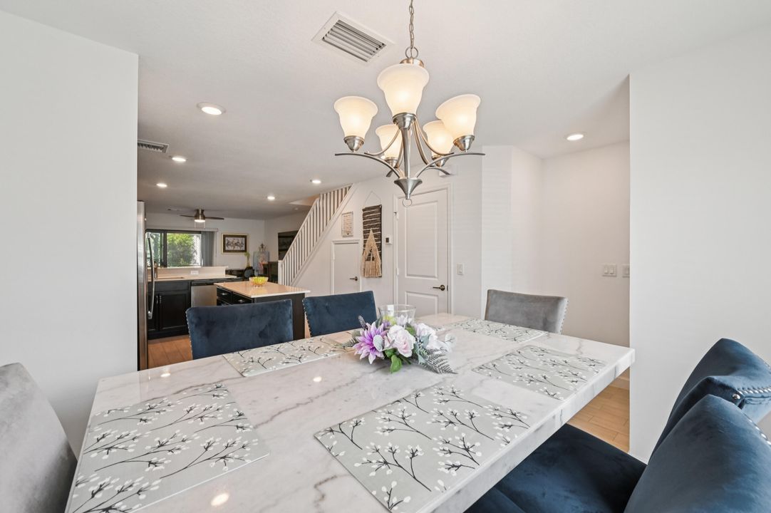 合同活跃: $339,000 (2 贝兹, 2 浴室, 1240 平方英尺)